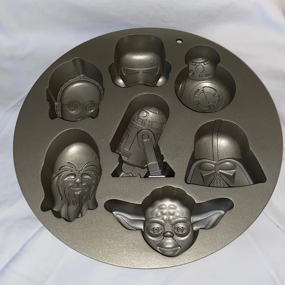 Nwot Williams Sonoma Star Wars Character Cakelet Pan